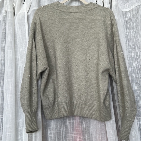 🆑 [4/$20] H&M Grey Pearl Embellished Crew Neck Sweater - Picture 5 of 8